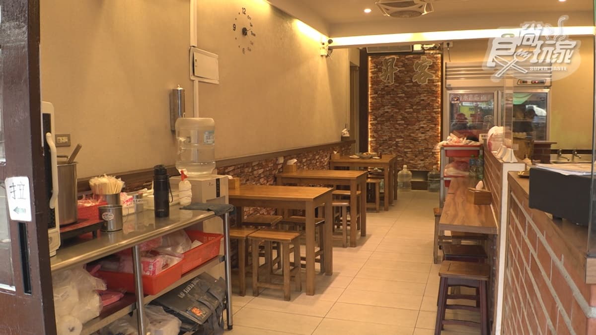 店家設有內用區，整體環境乾淨舒適。