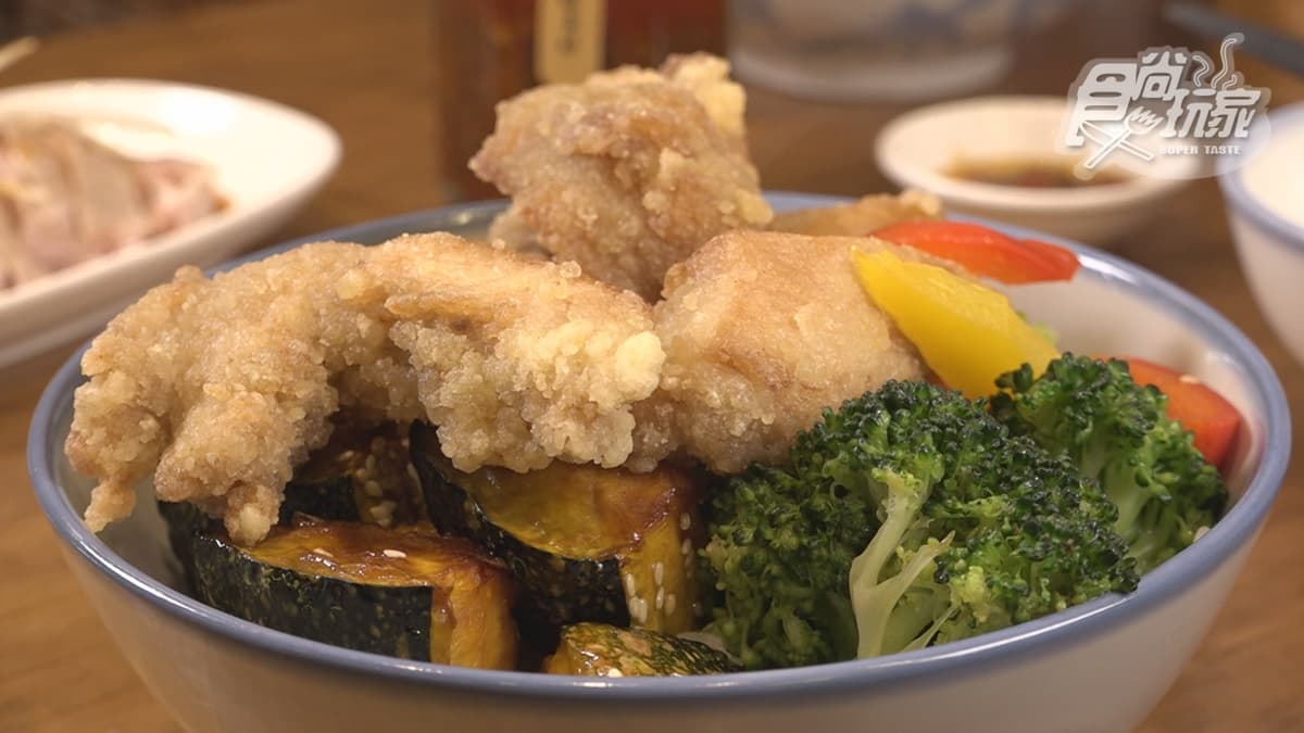 炸雞塊鮮嫩又多汁。