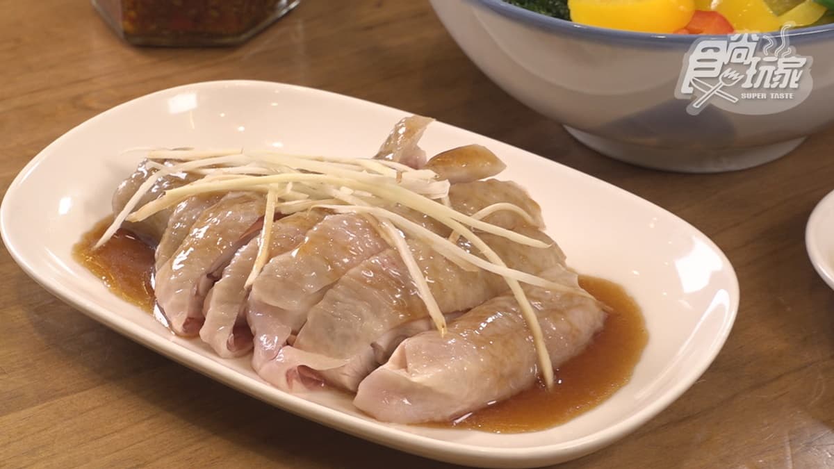 雞腿肉切盤肉質很嫩，醬汁味道也不錯。