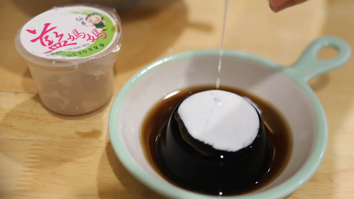 「迷你仙草凍」是使用密封的包裝，很適合帶回台灣當作伴手禮。（圖片來源：飛炫葡萄媽）