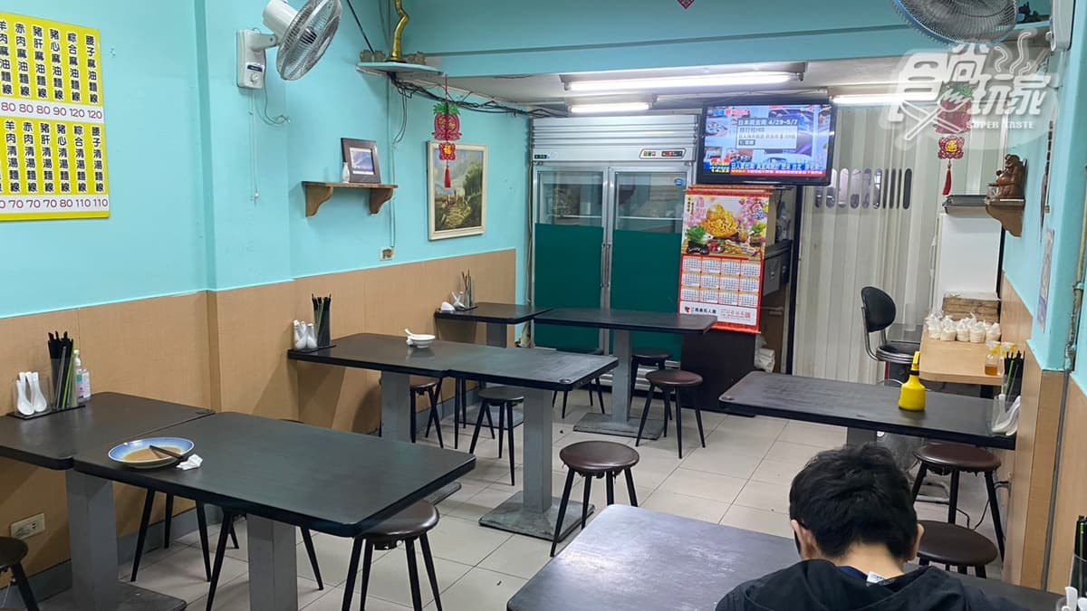 店內用餐空間不大，僅有幾張桌椅，環境還算整潔明亮。
