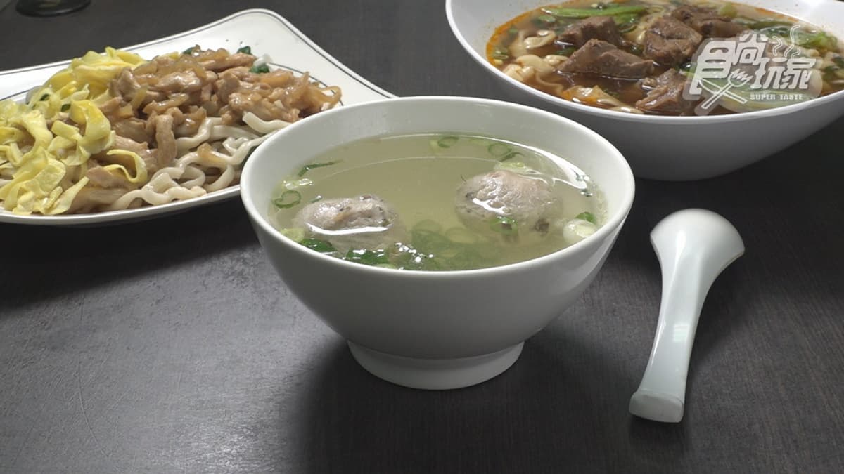 吃完乾麵想來碗湯的話，可以選擇清爽的貢丸湯。