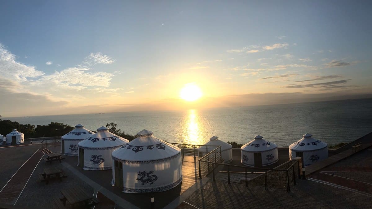 露營區一旁就是絕佳的落日觀景點，旅客可以盡情欣賞一望無際的海景。（圖片來源：Booking.com）