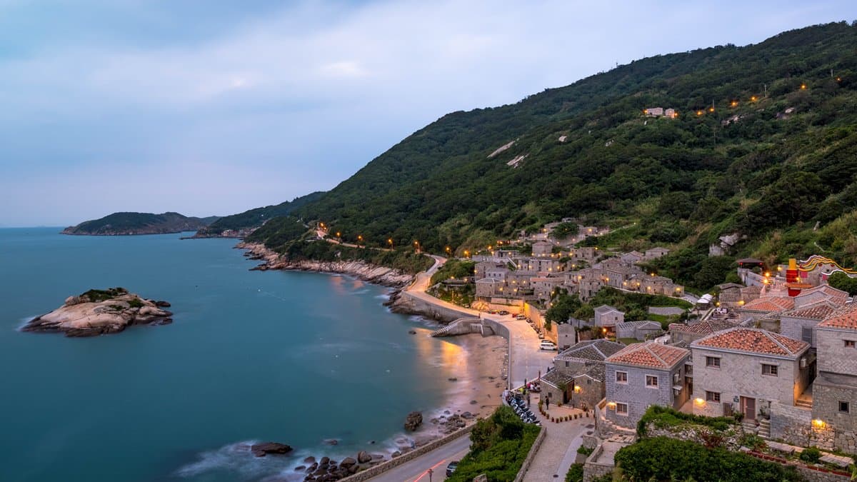 淺色的建築錯落於邊坡上，搭配湛藍的海景彷彿來到了浪漫的地中海。（圖片來源：Booking.com）