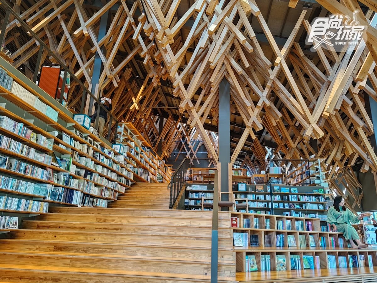 「檮原町立圖書館」大量使用町產杉木建造，是以檮原町森林為意象打造的森林圖書館。