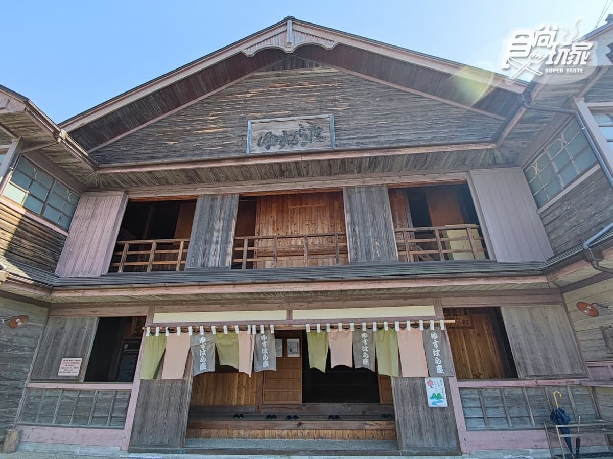 「檮原座」是隈研吾踏入檮原町的關鍵，意外啟發了隈研對木造建築的熱愛。