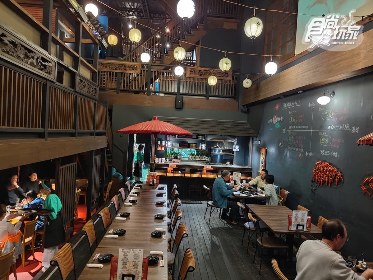 居酒屋空間極大，適合三五好友在此聚餐。