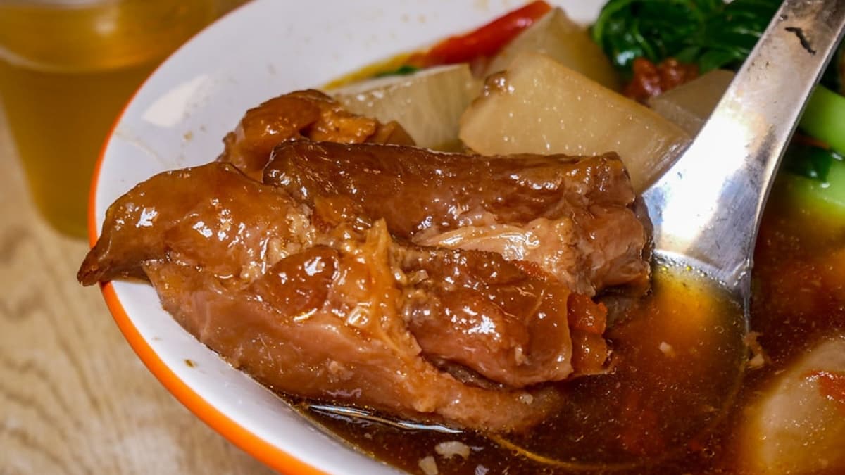 店家一大特色就是牛肉相當大塊，吃起來很過癮，煮得很軟嫩也有入味。（圖片來源：鄉民食堂）