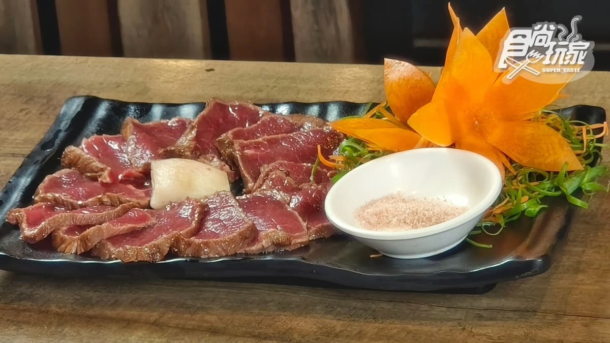 「炙燒乾式熟成酒糟牛肉」肉質超多汁，加上玫瑰鹽更是絕配。