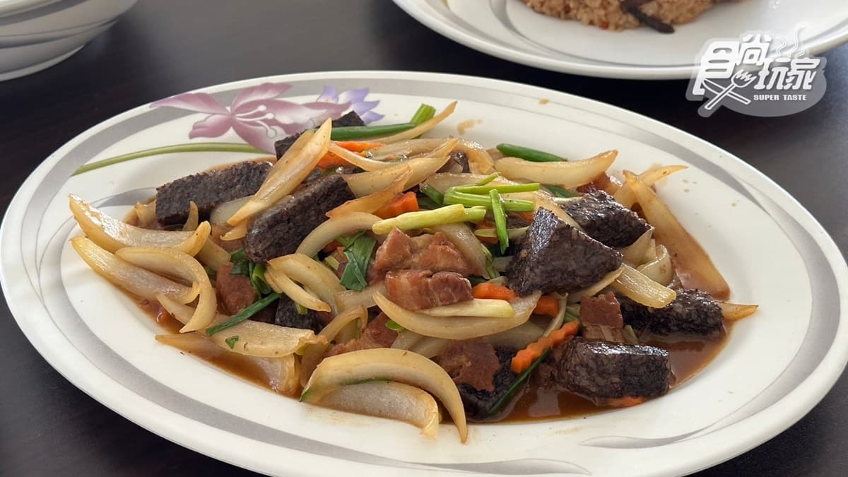 柴燒的「手工米血燴滷肉」，料理時間長達７小時，非常費工。