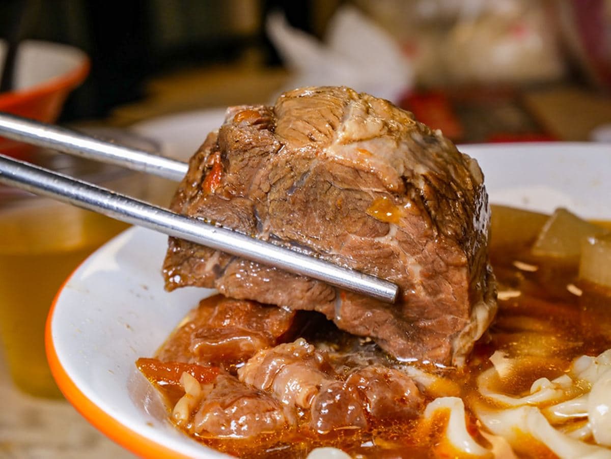 肉塊大到像牛排!台北4.7星「牛肉麵節冠軍」破6000則好評,還能免費加湯任喝 肉塊大到像牛排!台北4.7星「牛肉麵節冠軍」破6000則好評,還能免費加湯任喝
