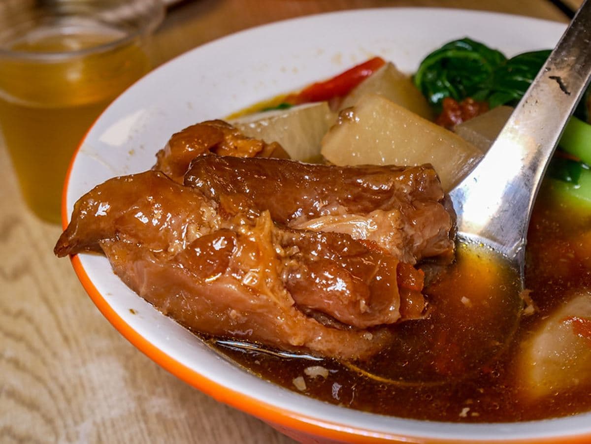 肉塊大到像牛排!台北4.7星「牛肉麵節冠軍」破6000則好評,還能免費加湯任喝 肉塊大到像牛排!台北4.7星「牛肉麵節冠軍」破6000則好評,還能免費加湯任喝