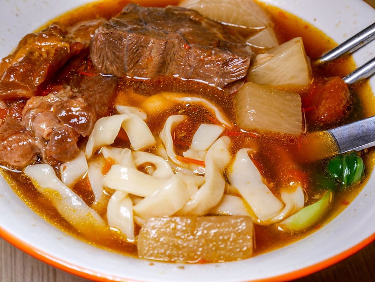 肉塊大到像牛排!台北4.7星「牛肉麵節冠軍」破6000則好評,還能免費加湯任喝 肉塊大到像牛排!台北4.7星「牛肉麵節冠軍」破6000則好評,還能免費加湯任喝