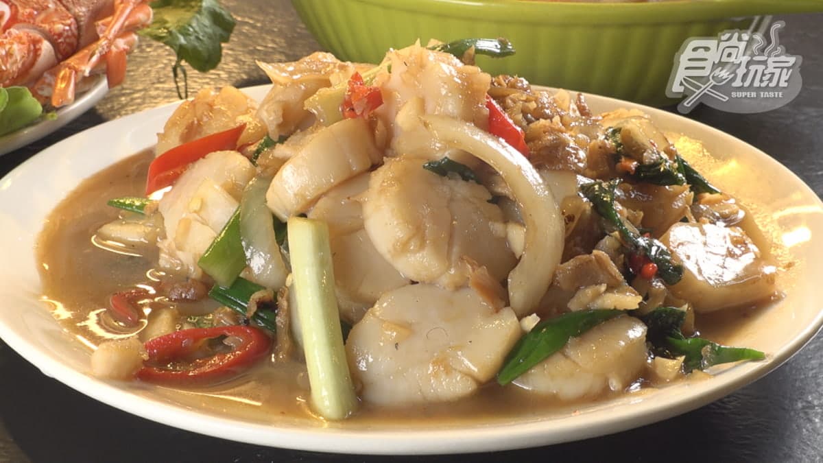 「XO醬炒生食干貝」滿滿蒜頭、洋蔥和蔥，搭配生食干貝相當下飯。
