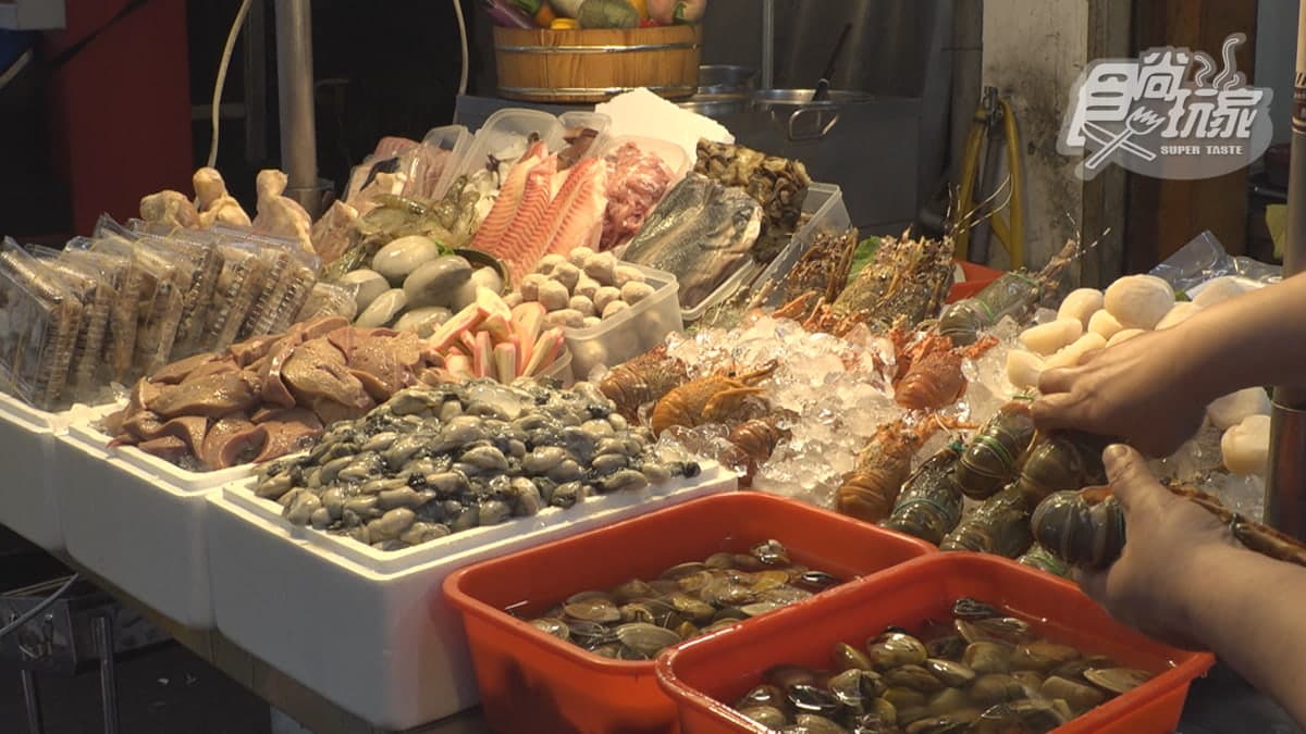 店家的海鮮食材是從漁船進貨，非常新鮮。