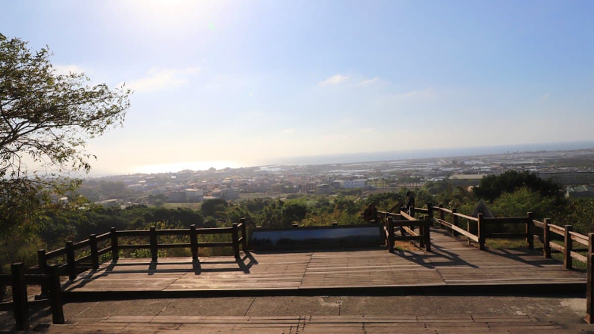左前方是彌陀漁港及彌陀海岸光廊，黃昏可賞夕陽西下美景。（圖片來源：肉魯 走遍全台灣●環遊全世界）