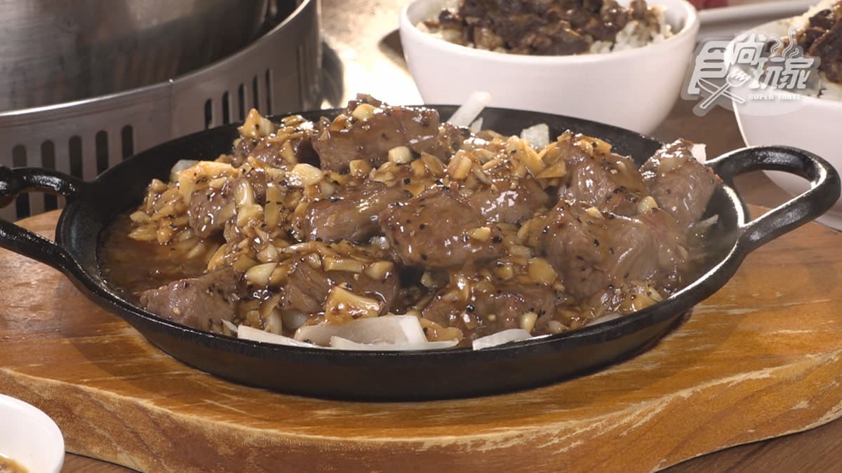 用奶油炒的「功夫骰子牛」，加入蒜及洋蔥，非常下飯。