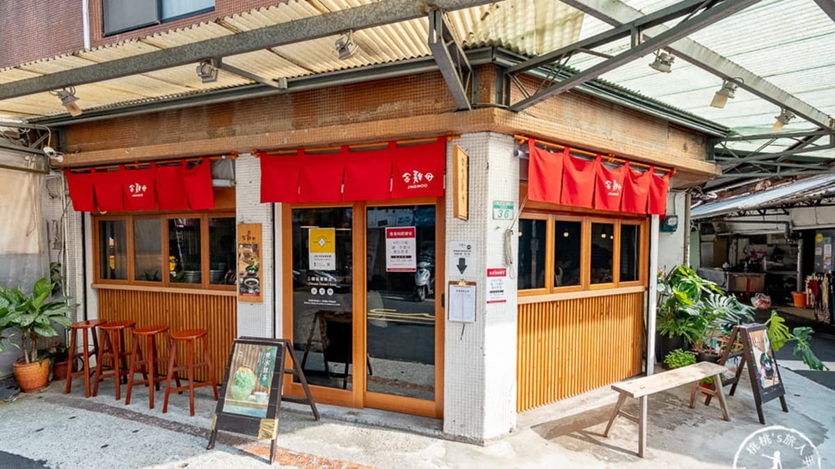 店外觀很日式，三角窗的店面，讓人感覺彷彿置身日本的街角。（圖片來源：桃桃's旅人手札）