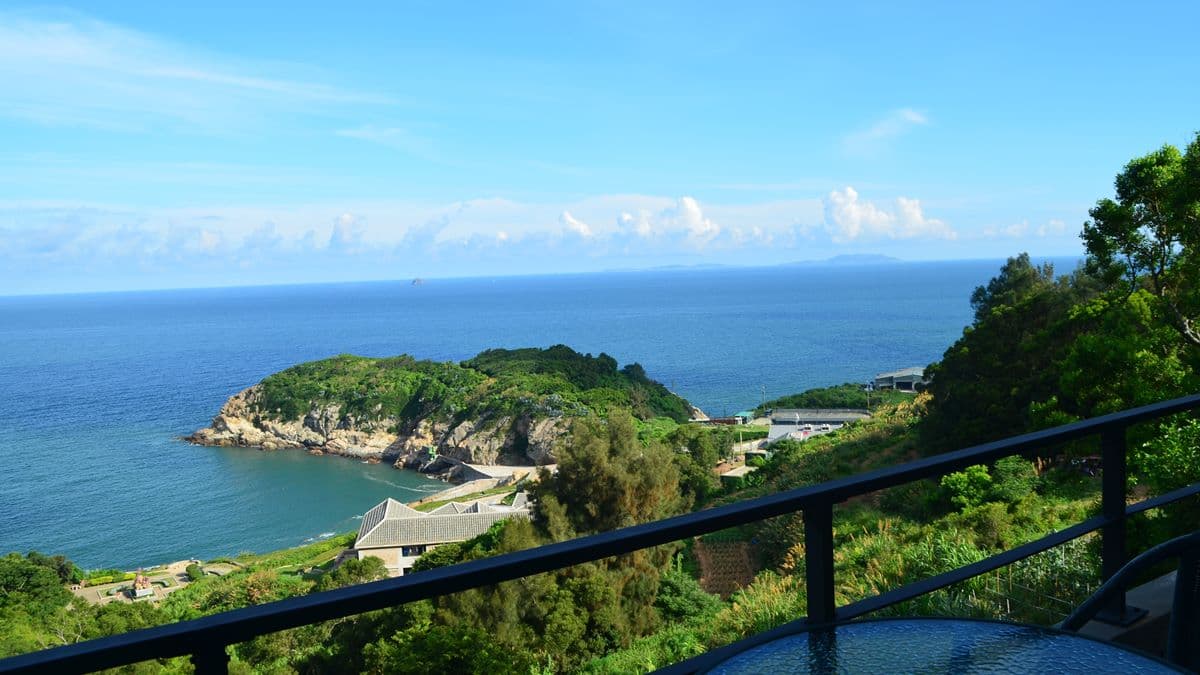 每間客房皆可欣賞島嶼南灣的海岸。（圖片來源：Booking.com）