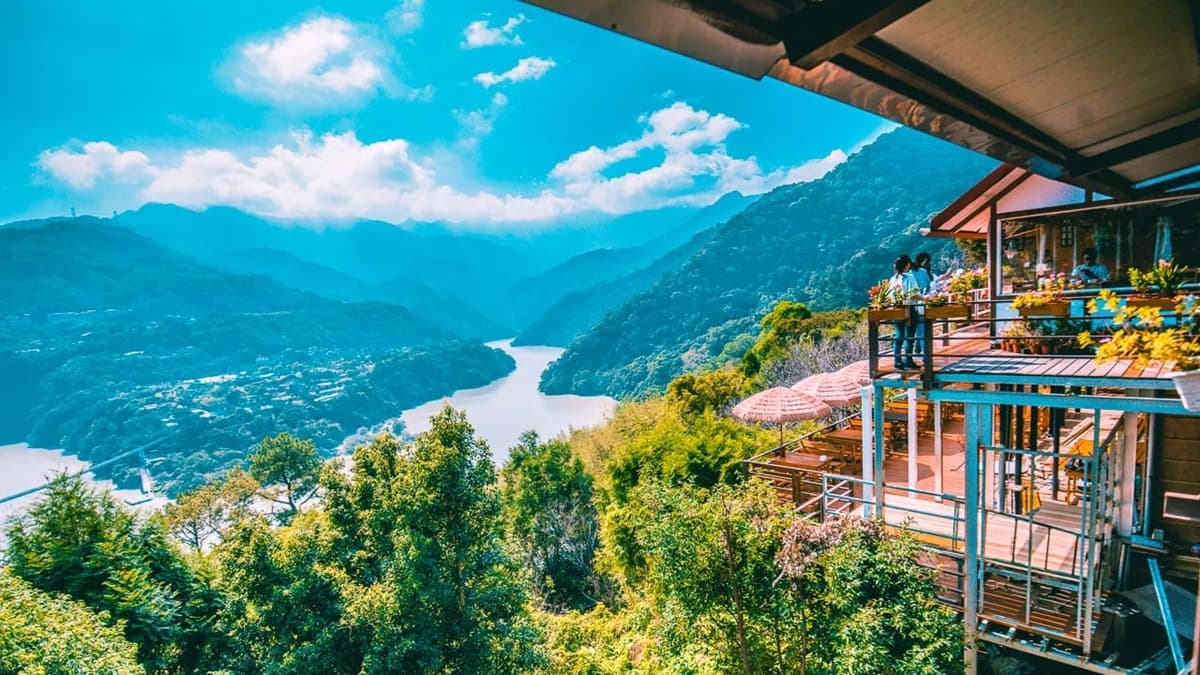 戶外座位區依山傍水，可以居高臨下地看著溪谷河道。（圖片來源：大手牽小手玩樂趣）