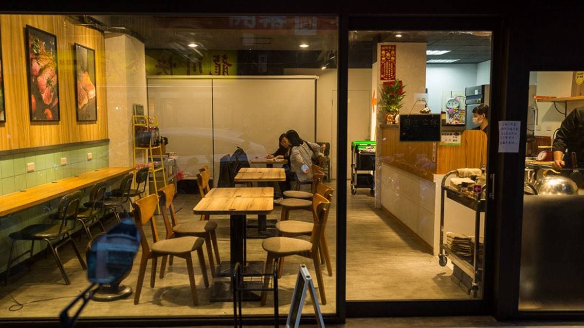 座位並不是圍繞著鐵板用餐，而是將料理一一送上桌享用。（圖片來源：圍事小哥的幸福相框）
