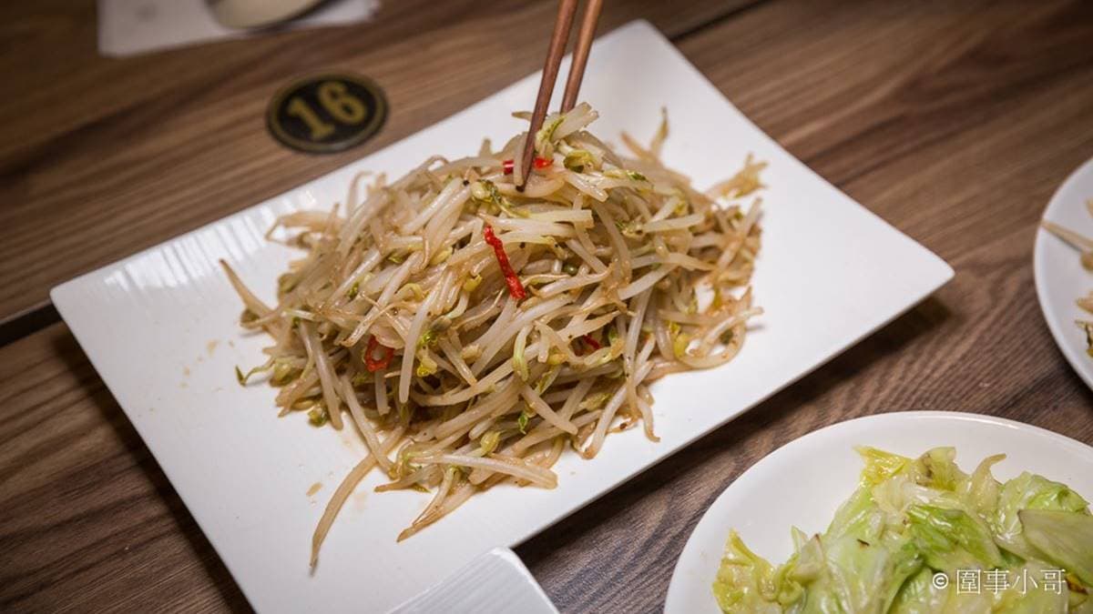 點套餐的話炒豆芽、高麗菜還能無限續盤！（圖片來源：圍事小哥的幸福相框）