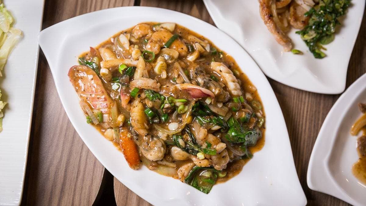 「醬爆三鮮」有蟹管肉、Q彈花枝以及肥美蚵仔，滋味濃郁超下飯。（圖片來源：圍事小哥的幸福相框）