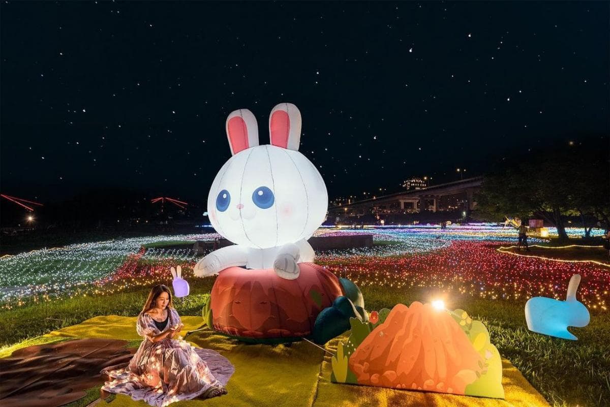 「巨型蝴蝶光雕」美翻！衝板橋公園搶拍巨萌白兔、星空草皮，美食市集也要逛