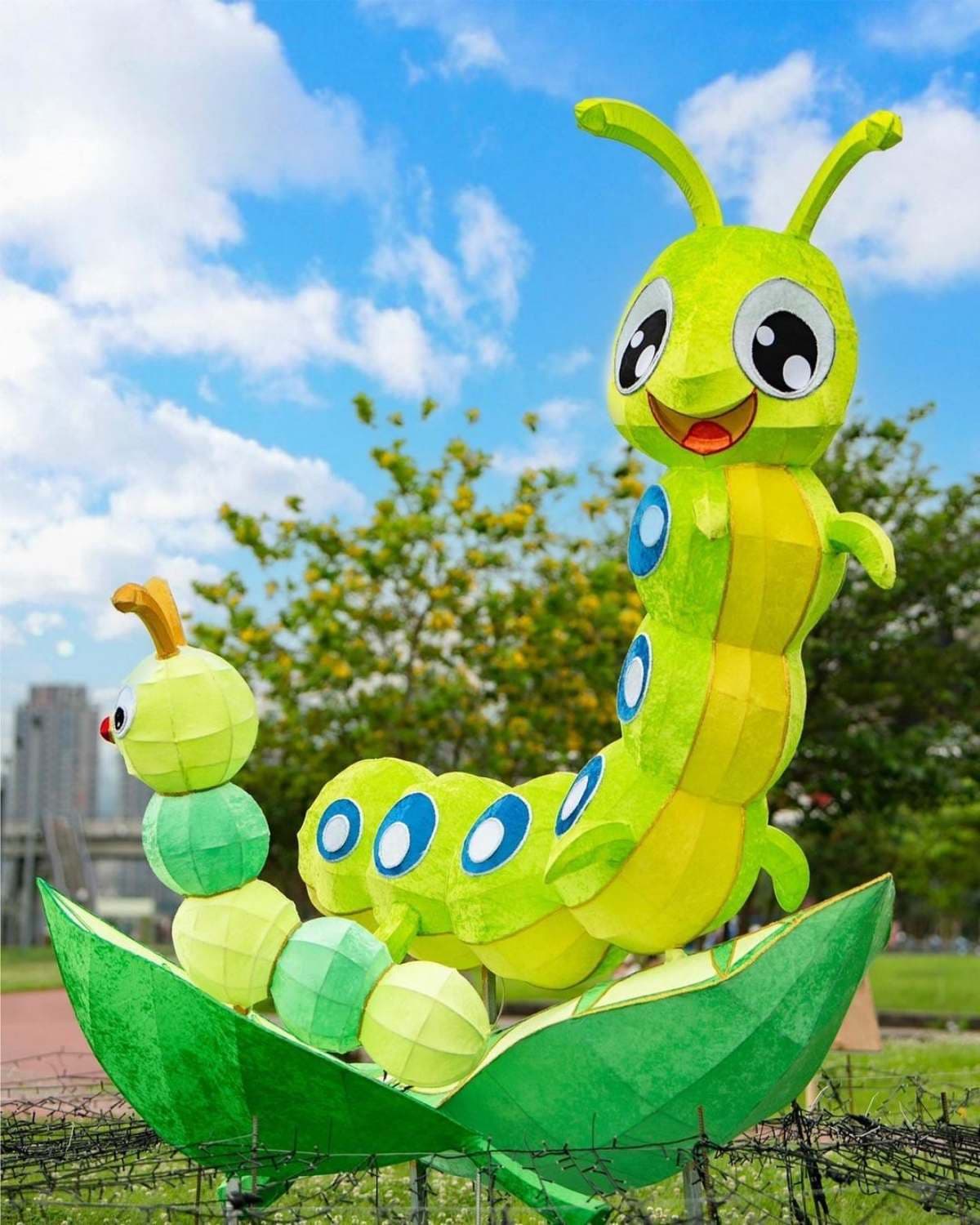 「巨型蝴蝶光雕」美翻！衝板橋公園搶拍巨萌白兔、星空草皮，美食市集也要逛