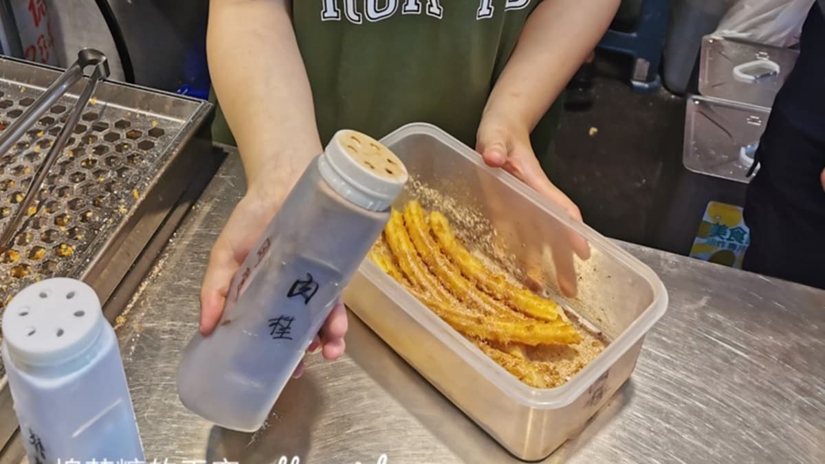客人可以選擇肉桂、巧克力、糖粉等各種口味。（圖片來源：棉花糖的天空）