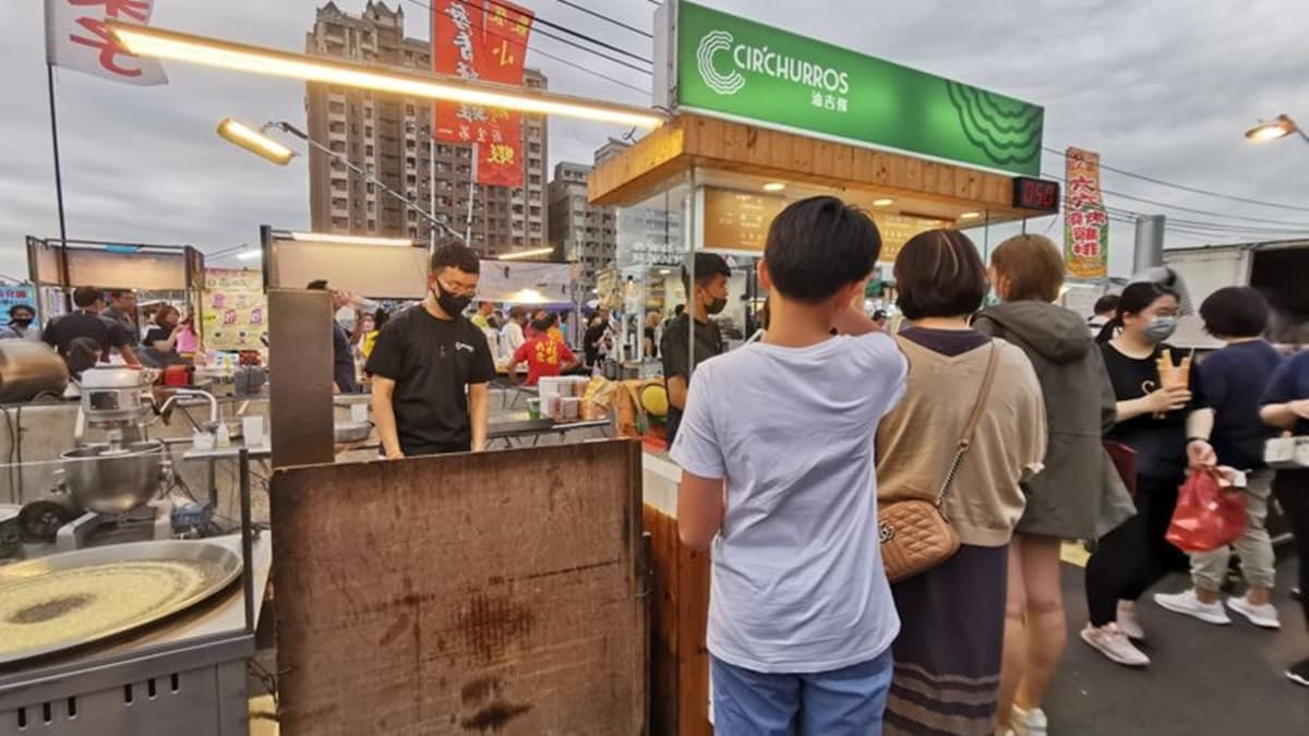 「油吉條」生意超好，想吃的朋友可以先抽號碼牌再來點口味。（圖片來源：棉花糖的天空）