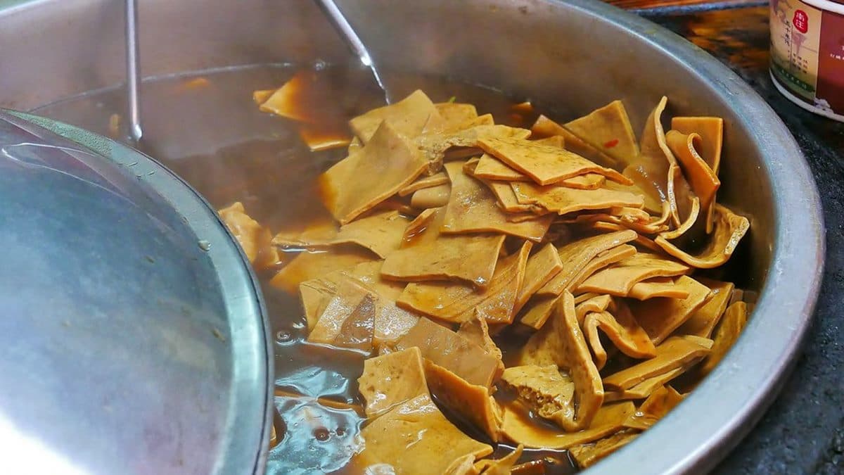 有別於大溪豆干的厚實，南庄丈母娘的豆干較為扁平，是一大特色。（圖片來源：阿醜的吃喝玩樂）