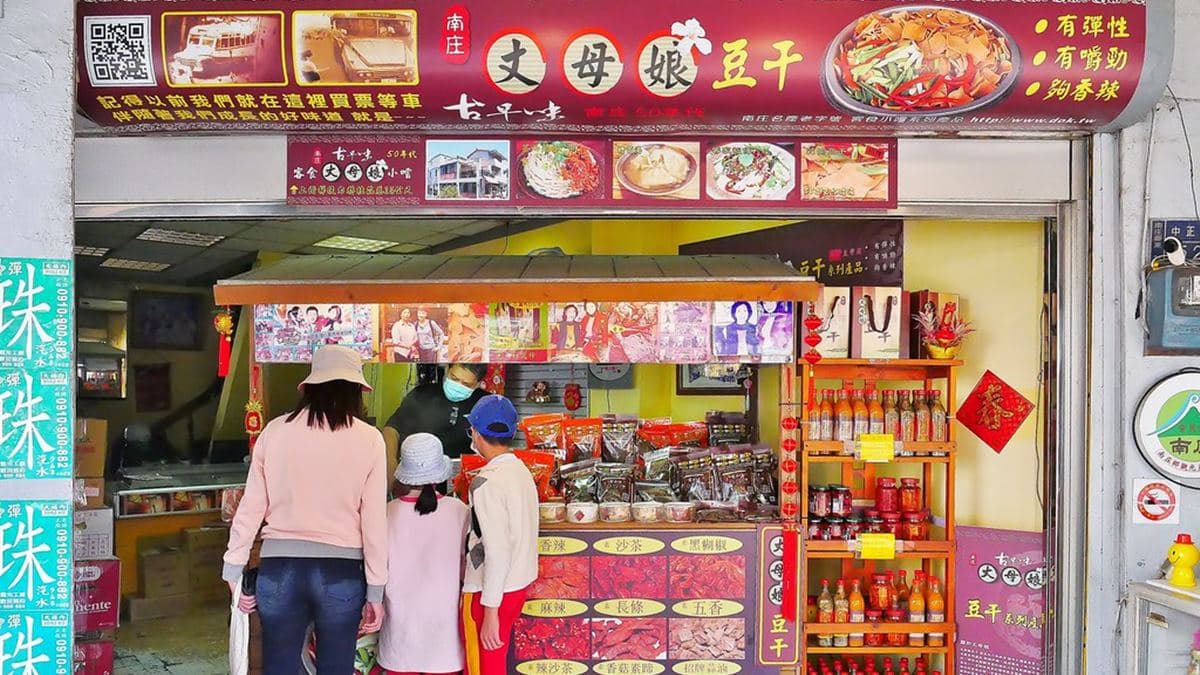 看似平凡的店面，卻已累積了不少人氣，常常聚集人潮。（圖片來源：阿醜的吃喝玩樂）