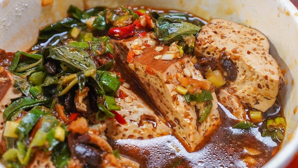 豆干滷到非常入味，一咬下去醬汁就從豆干孔洞中噴出。（圖片來源：剎有其食）