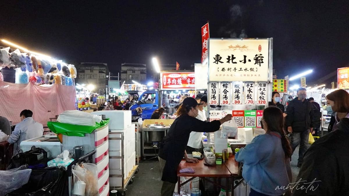 「東北小爺」就在蒙古烤肉、牛排這一區，後方是遊樂區的攤位。（圖片來源：水晶安蹄不務正業過生活）