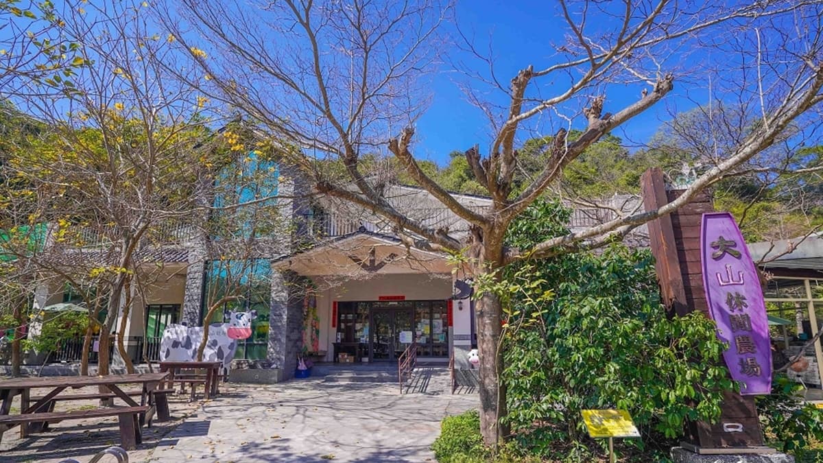 彰化親子景點「大山休閒牧場」入園免門票，還可以近距離餵牛。（圖片來源：剎有其食）