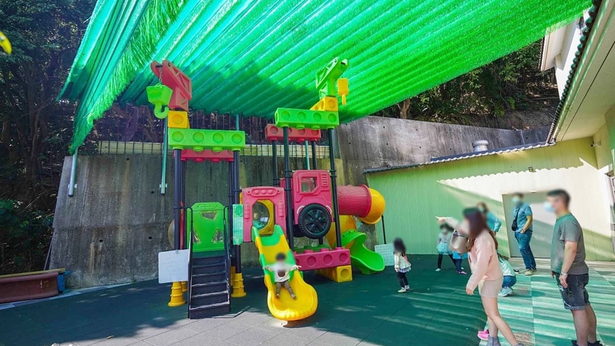 餐廳旁邊是遊戲區，並且還貼心設有防曬設計和軟地板，很適合小小孩。（圖片來源：剎有其食）
