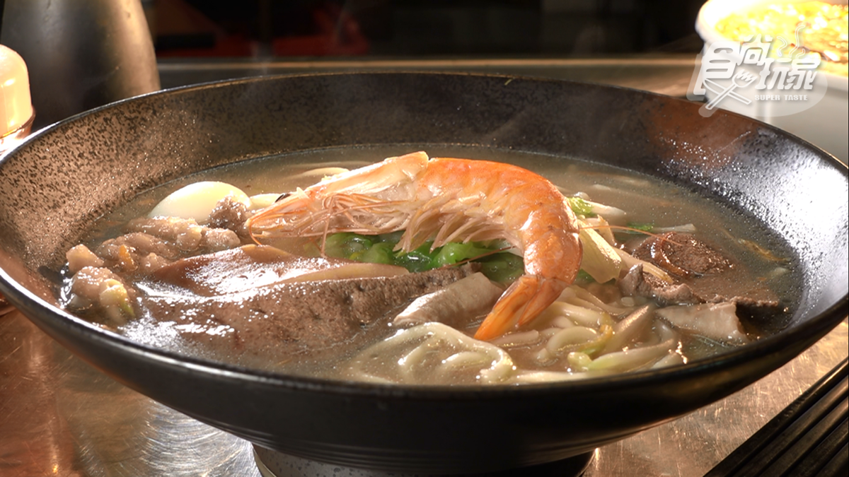 「什錦麵」料滿滿，有豬肝、腸子、排骨酥、蝦子等超過８樣配料。