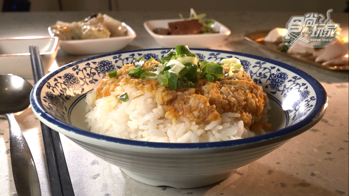 「干貝蟹黃飯」鹹蛋味超濃，必搭特製小魚辣椒醬。