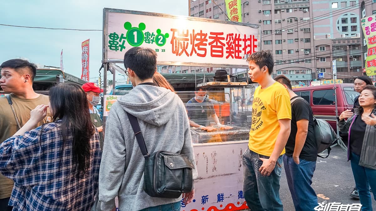 人氣攤商有在地鄉親強力推薦的「數１數２碳烤香雞排」，假日排隊人潮滿多的。 （圖片來源：剎有其食）