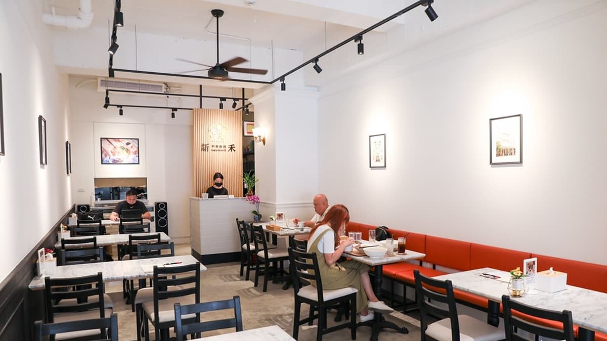 店內用餐空間潔白明亮，讓人感覺相當舒適。（圖片來源：陳小可的吃喝玩樂）