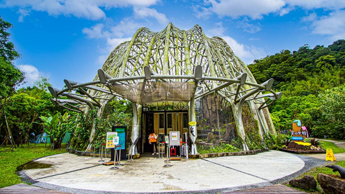 熱帶雨林區的穿山甲館，以穿山甲為鋼構造型設計。（圖片來源：史努比遊樂園）