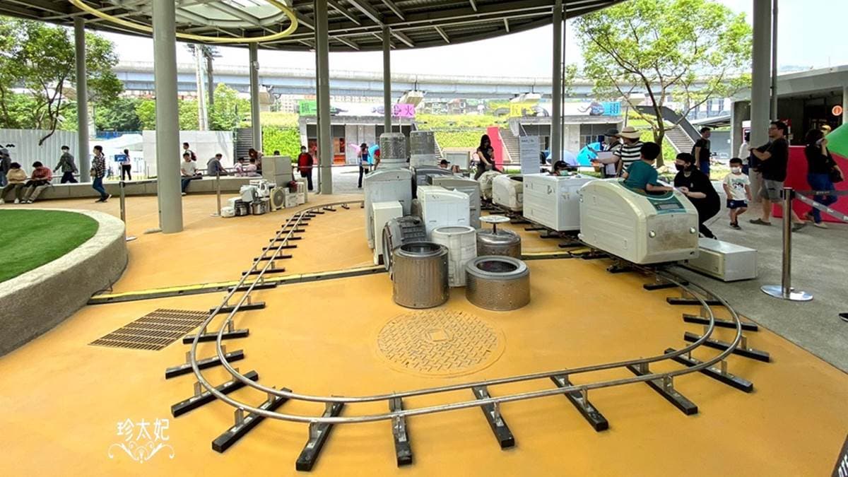電器小火車展示搭乘處，大人、小孩都能免費玩。（圖片來源：珍太妃旅遊親子生活）
