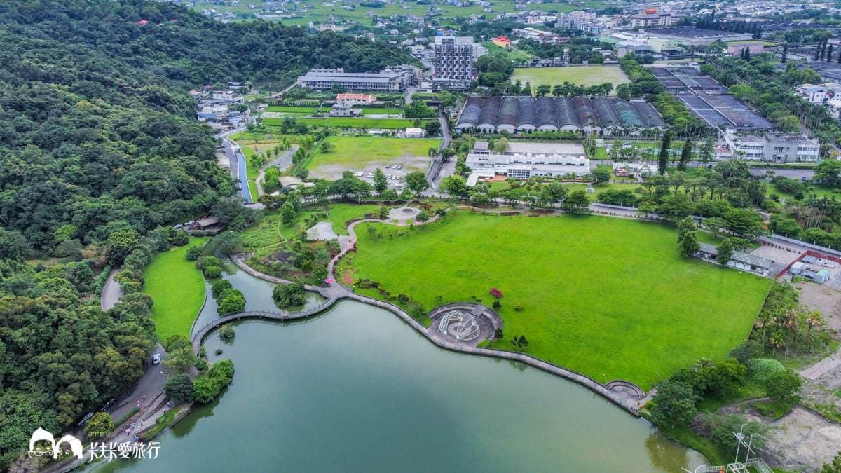 龍潭湖在天氣好的時候，湖面看起來特別清澈，風景秀麗。（圖片來源：卡夫卡愛旅行）