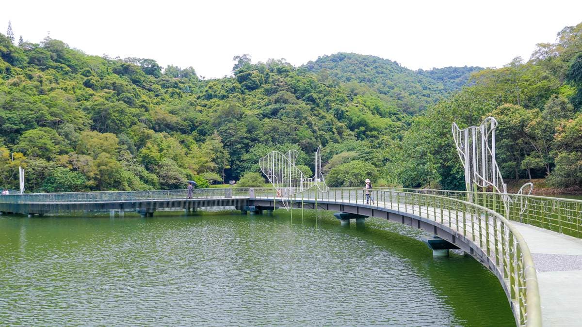 走在從湖心延伸的步道上，可以更貼近龍潭湖。（圖片來源：卡夫卡愛旅行）