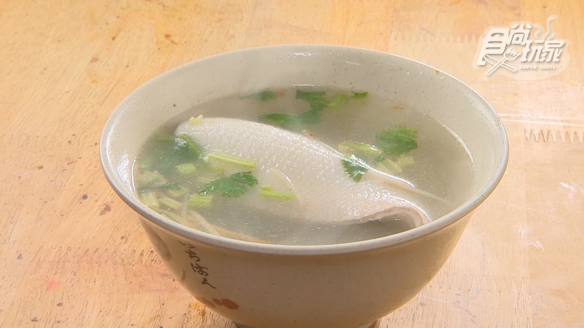 「虱目魚肚湯」喝起來鮮甜解膩。