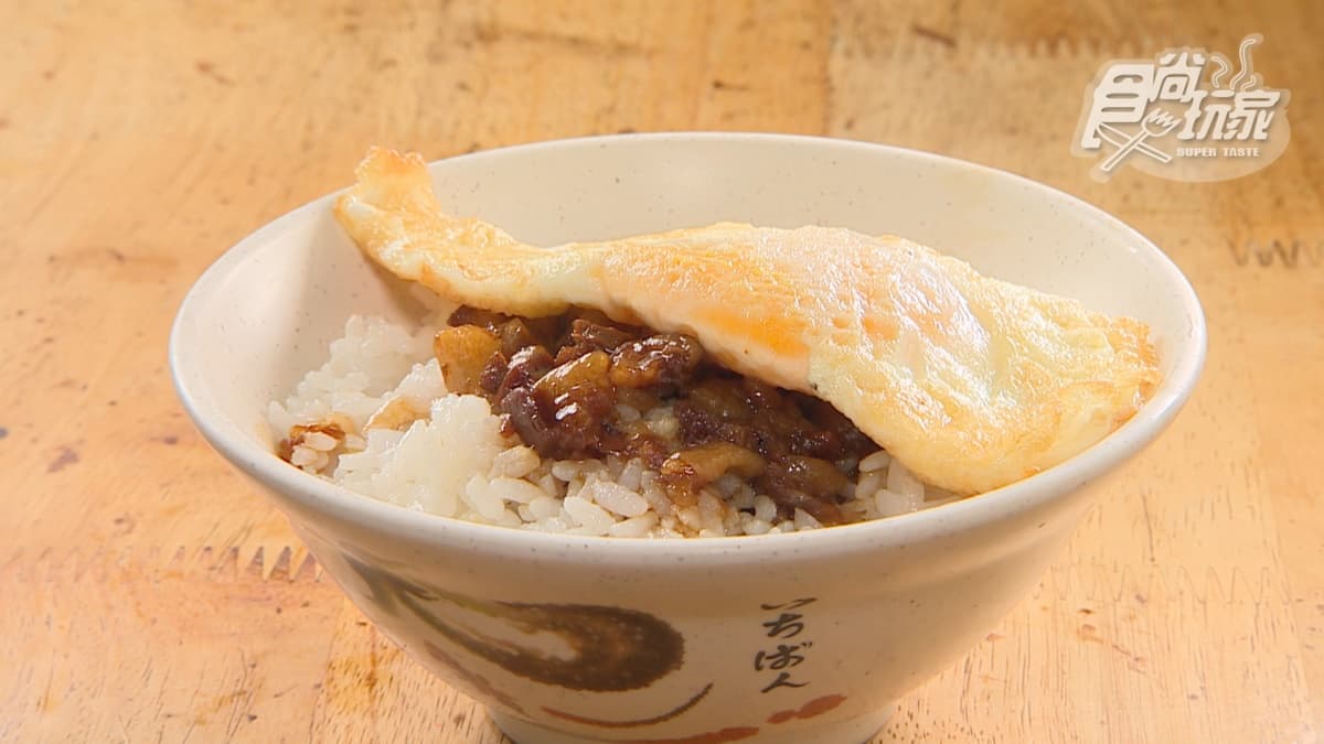 吃一口滷肉飯，再配上半熟荷包蛋根本超銷魂。