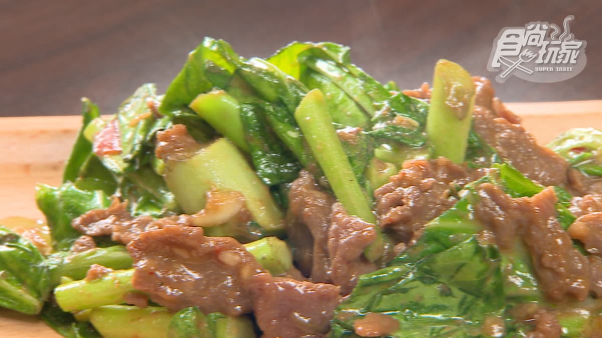「芥藍牛肉」整體調味偏甜，有蒜酥的香氣。