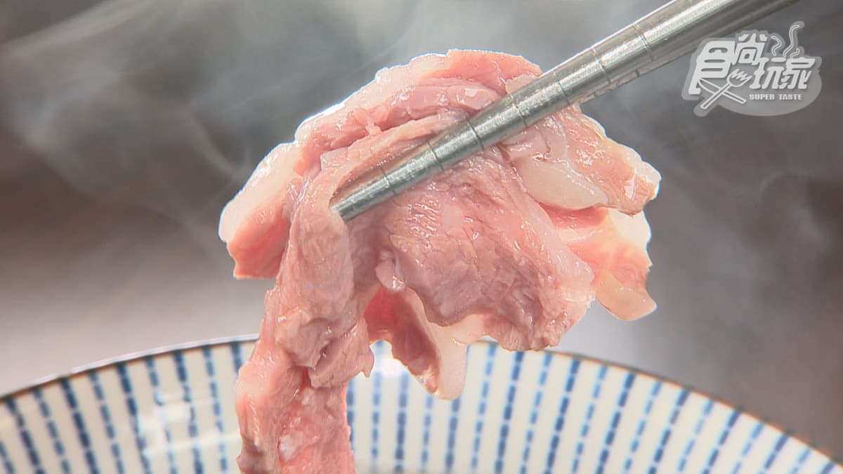 「溫體牛肉湯」肉嫩湯清甜。