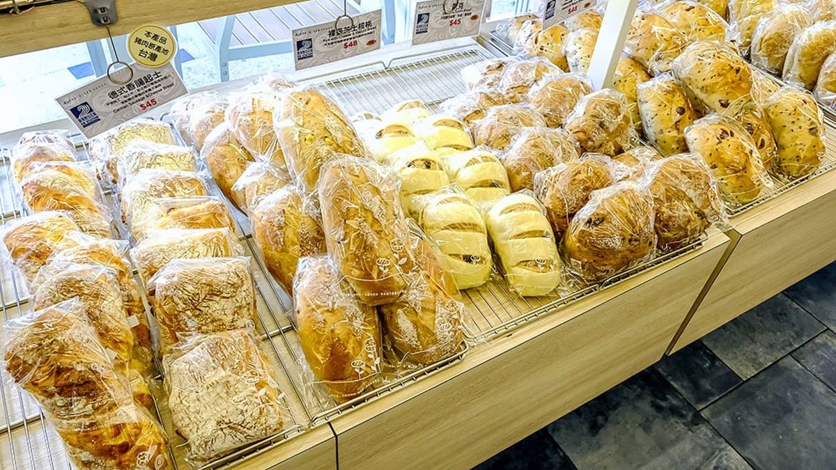 店裡除了販賣蛋糕，也有賣台式麵包、歐式麵包，還有吐司、三明治。（圖片來源：霸子。食樂拼圖）